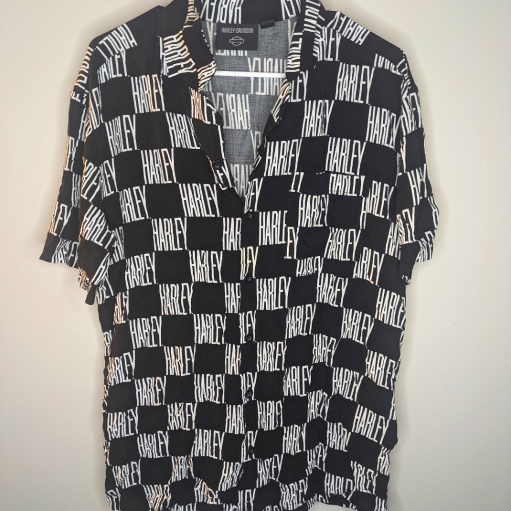 Black and white short sleeve button-down Harley-Davidson shed